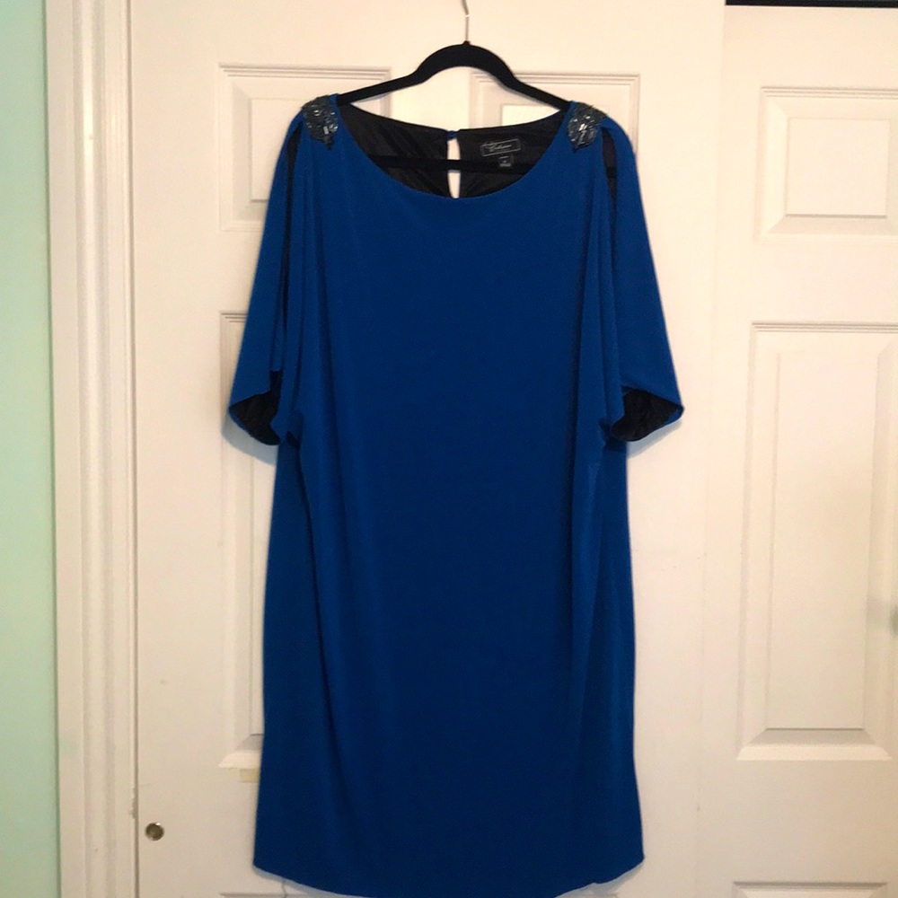 Cold shoulder blue formal dress with appliqué on shoulder. Looks  amazing on!!